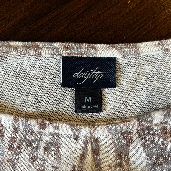 Buckle cold shoulder blouse “Daytrip” size M EUC! 🩷 - Picture 5 of 5